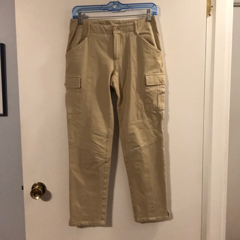 Peace of cloth panticular khaki cargo pants.